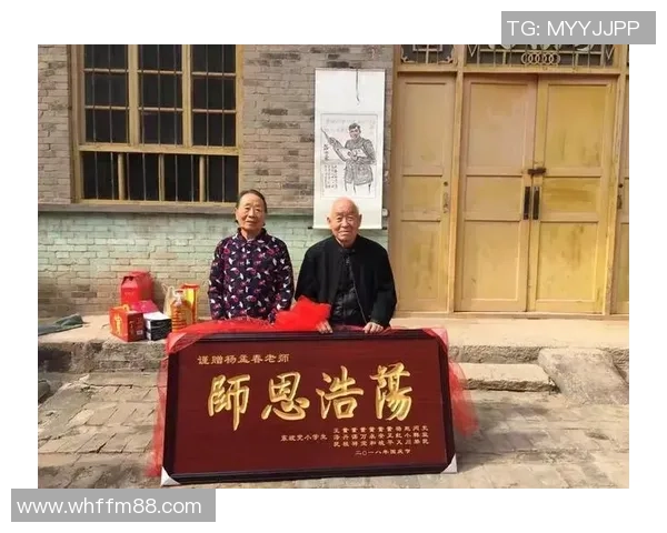 足球明星偶遇恩师感慨万千重温昔日课堂时光 足球明星偶遇恩师感慨万千重温昔日课堂时光